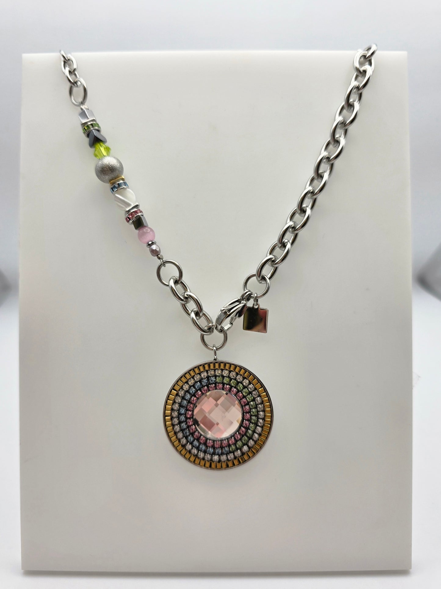 Large Round necklace Pink Centre